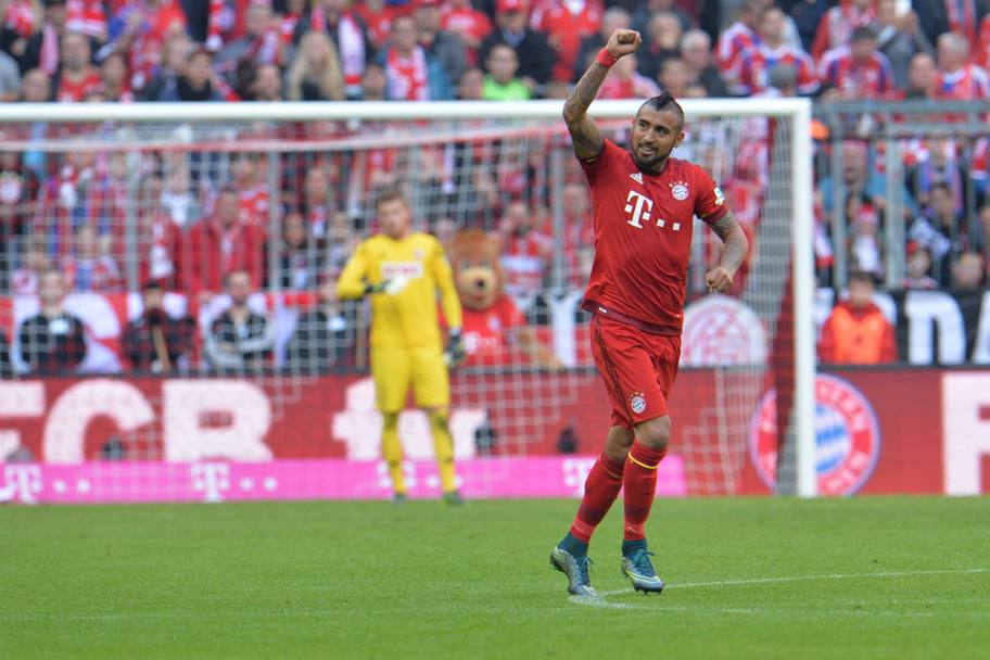 Pugno al cielo per Arturo Vidal:  il secondo gol in Bundesliga. Ap
